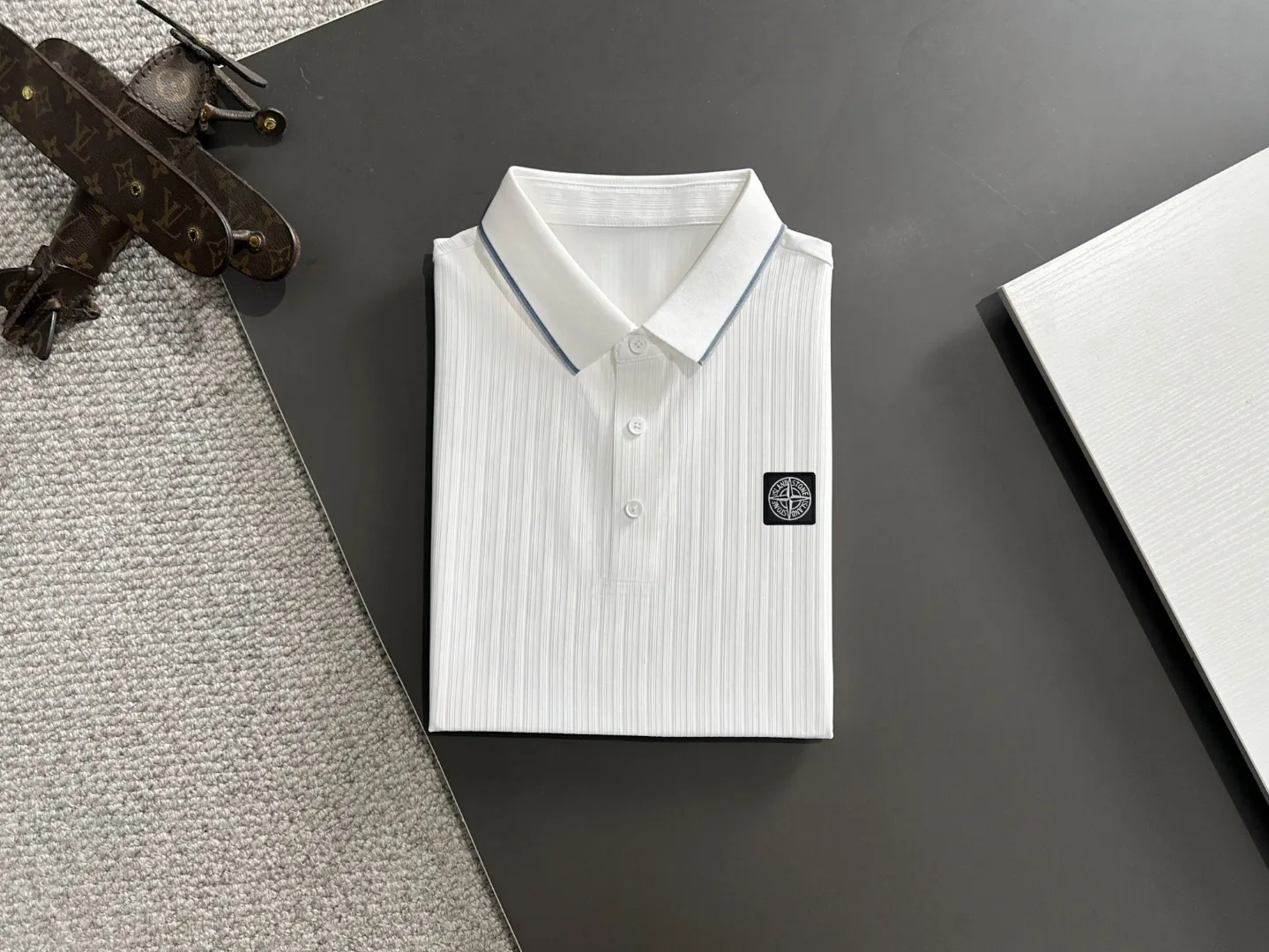 🅿️330 shipped next day, high quality Stone lsland/Stone Island 25ss spring and summer new high-definition POLO lapel T-shirt. Made with machines imported from Italy. It is truly the most luxurious and high-quality product. It is made of combed and heavyweight fabrics. High-strength and high-weight fabrics feel substantial when weighed. The upper body is also more textured than ordinary T-shirts and is not easy to deform. This texture can cope with the weather. It absorbs sweat and is breathable, suitable for both hot and cold! Perfectly produced with reference to the original stitch and stitch! The loose fit design is super noble. Custom-woven signature ribbed collar, cuffs, and hem. Really rare and rare goods Size: M-XXXL